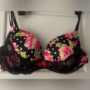 Victoria’s Secret Very Sexy pushup bra